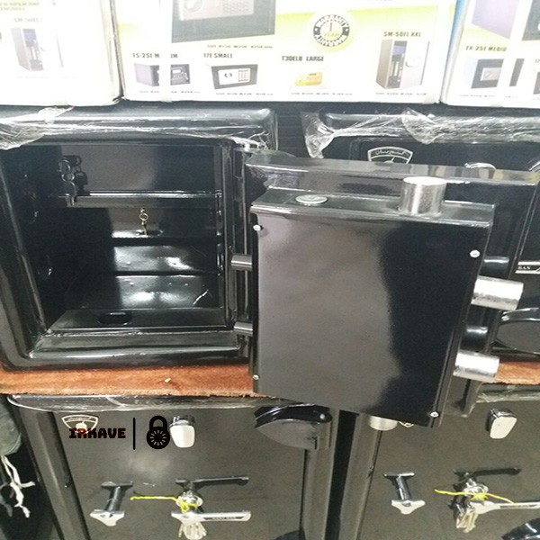 گاوصندوق-گنج-بان-با-سیستم-ضد-سرقت-و-جای-مخفی-و-زبانه-های-فولادی.jpg گاوصندوق خانگی گنج بان با سیستم ضد سرقت و جای مخفی و زبانه های فولادی - تصویر 1